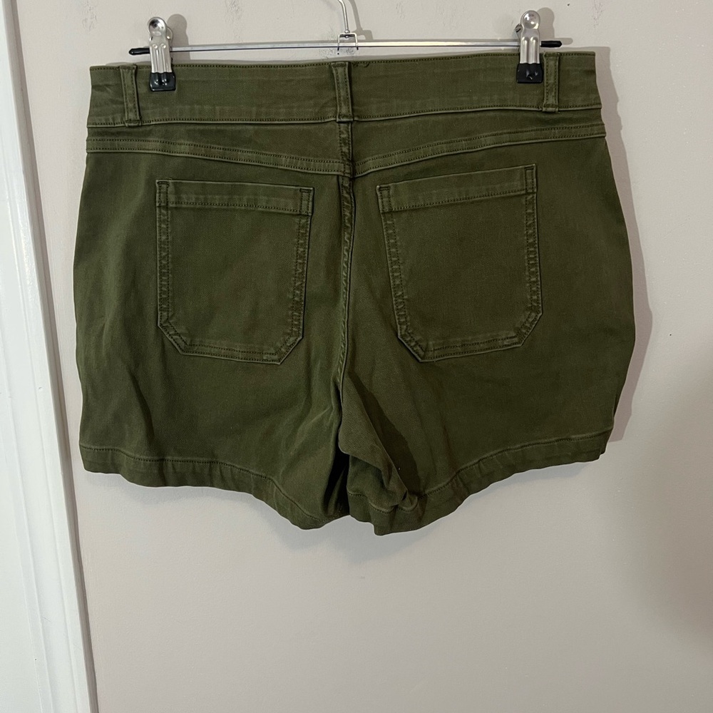 SPANX Army Green Stretch Twill 6" Short - Picture 5 of 8